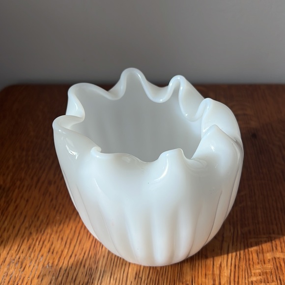 beautiful milk glass bowl / vase - Picture 3 of 6